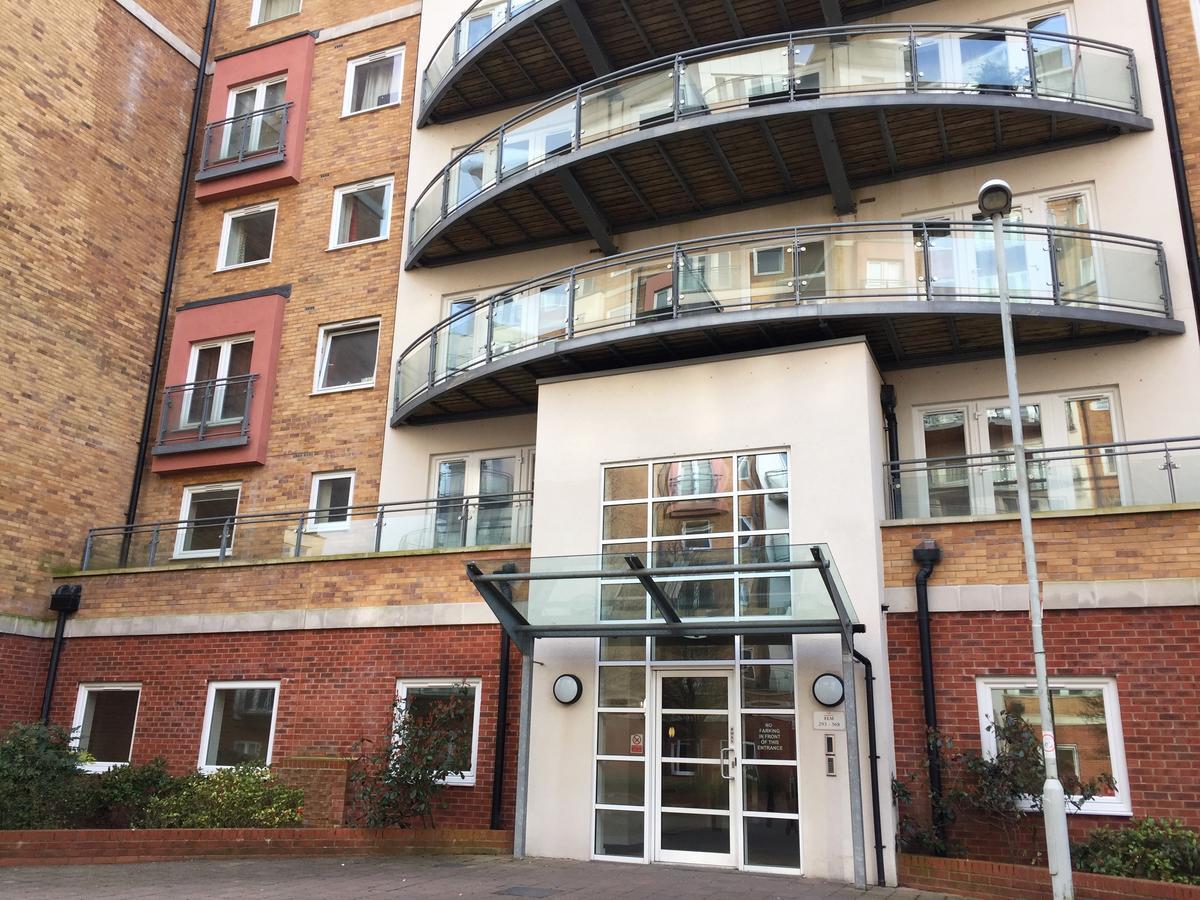 Contemporary Apartments, Balcony & Parking Basingstoke Exterior photo